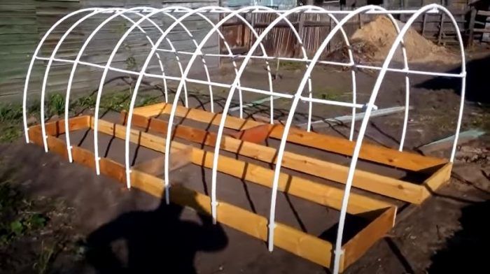 Деревянное основание и полипропиленовый каркас Парник из полипропиленовых дуг